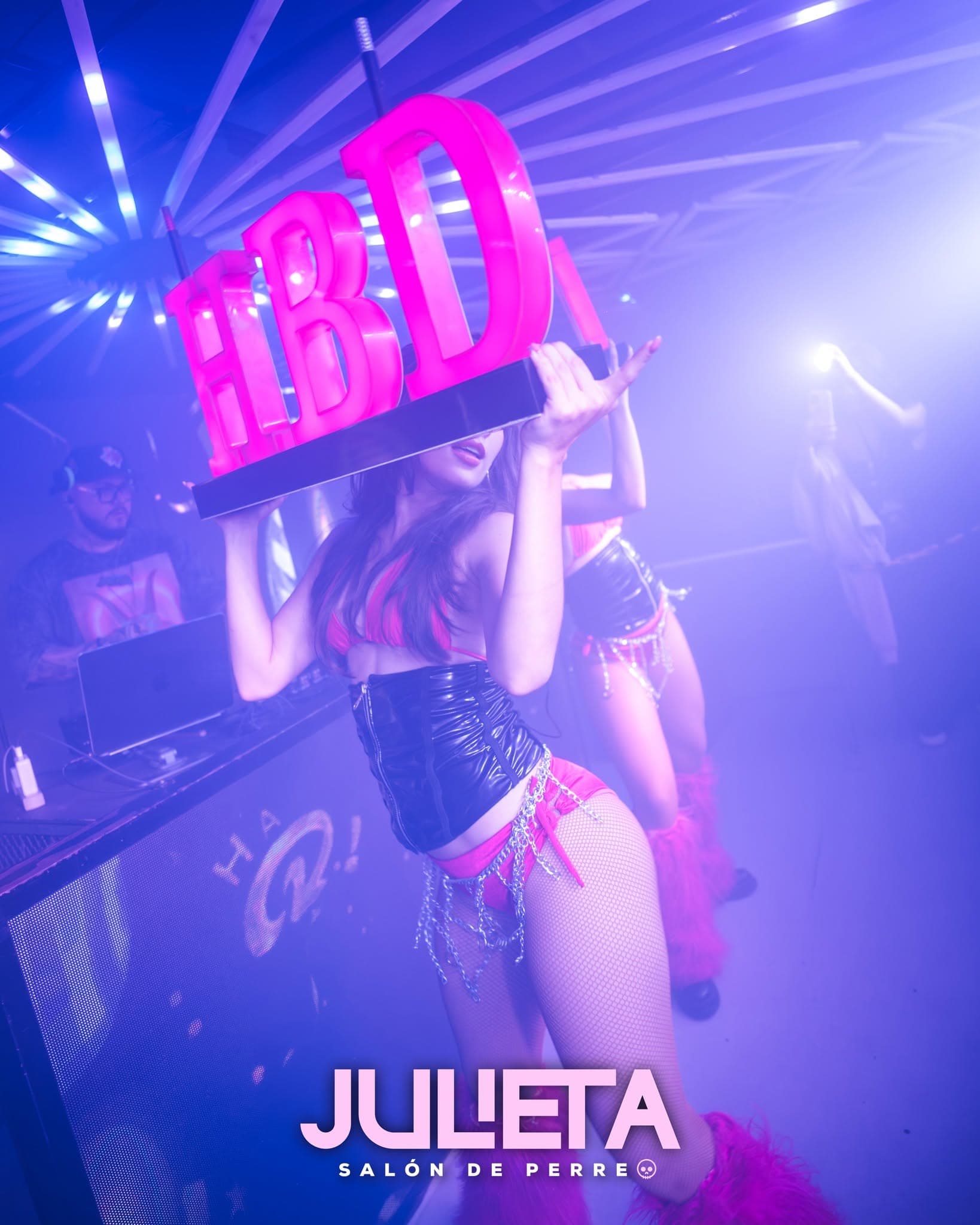 Bailarinas con letrero HBD en una celebración en Julieta