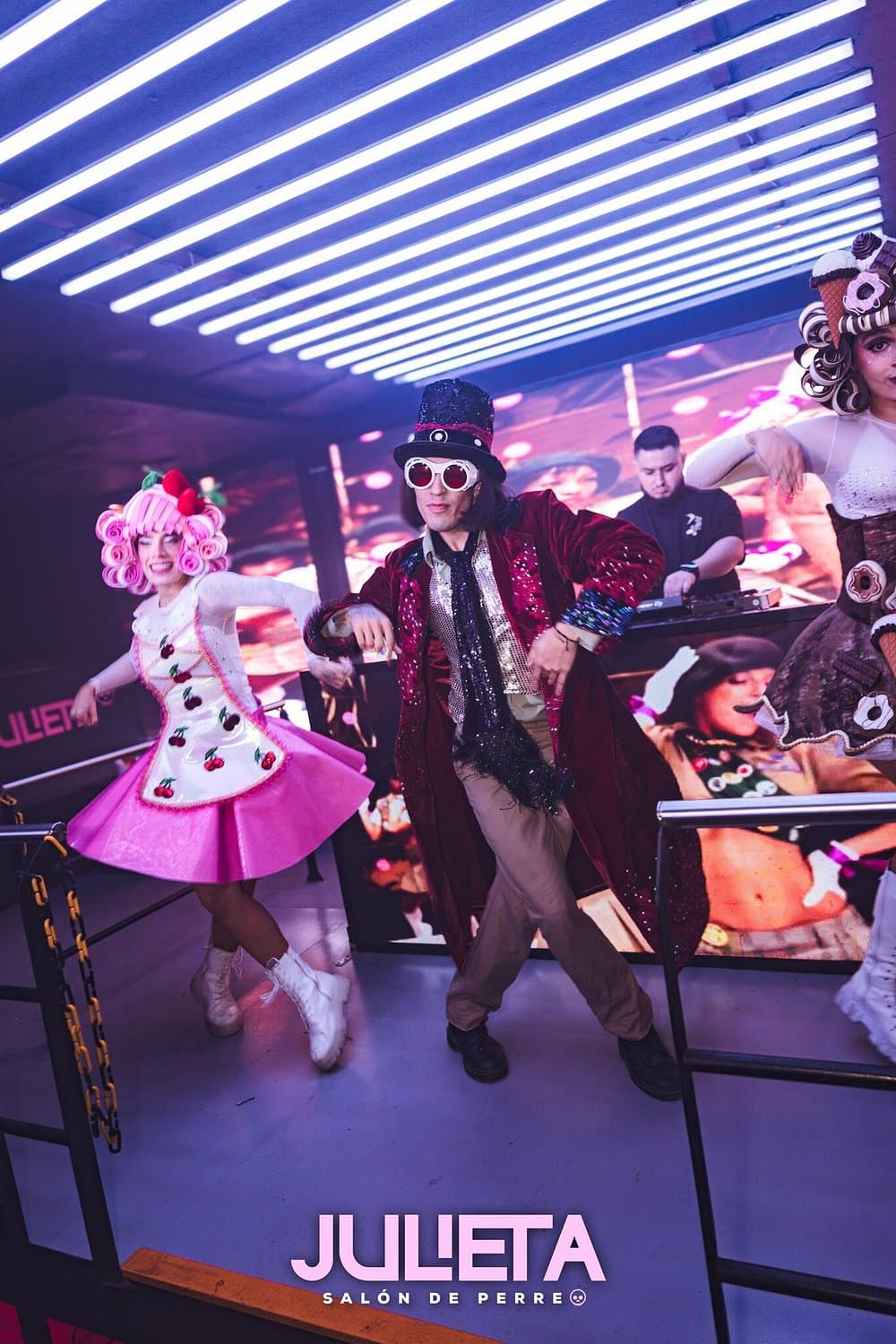 DJ y bailarines con vestuario temático en una noche de Julieta