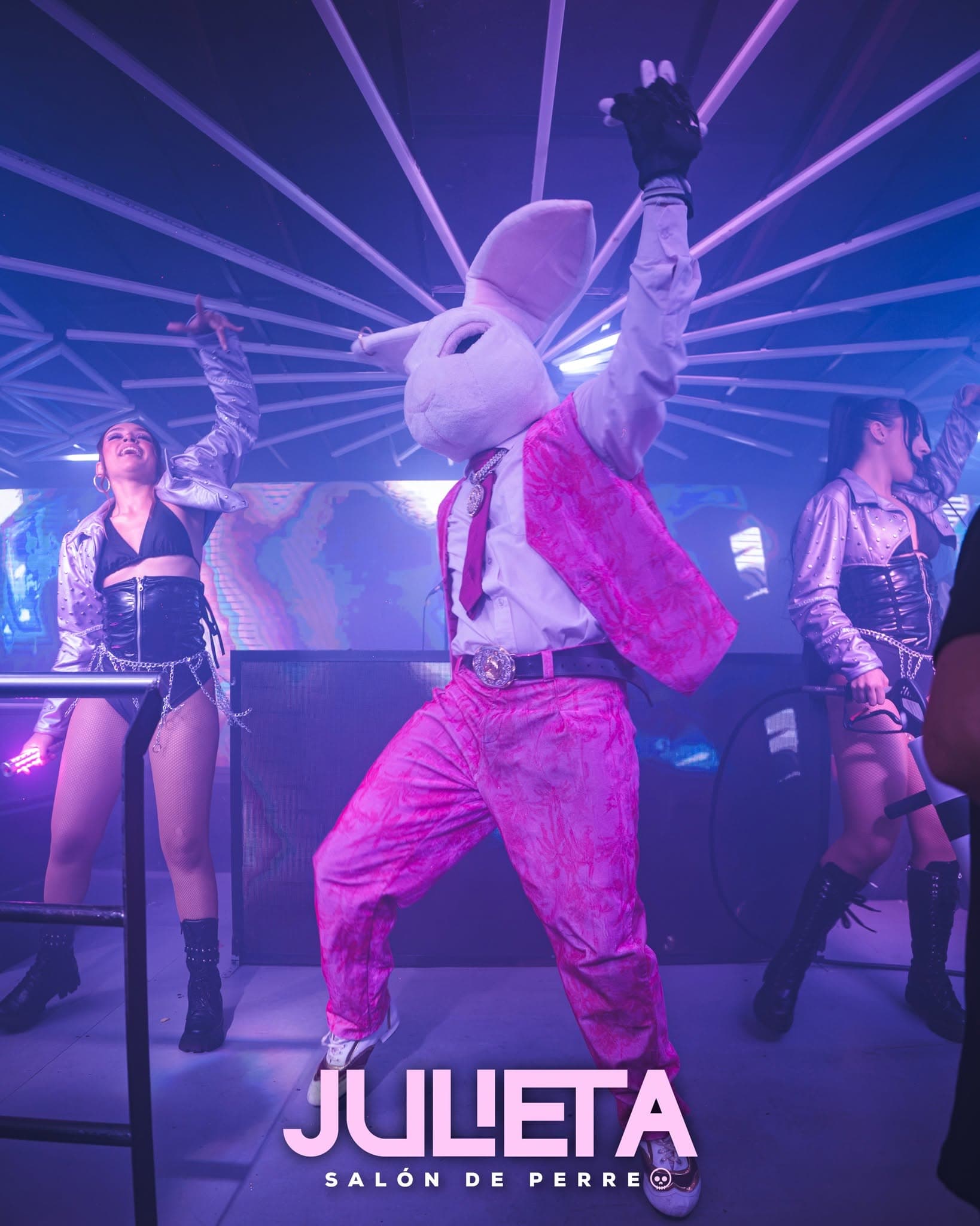 La mascota conejo de Julieta bailando en la pista